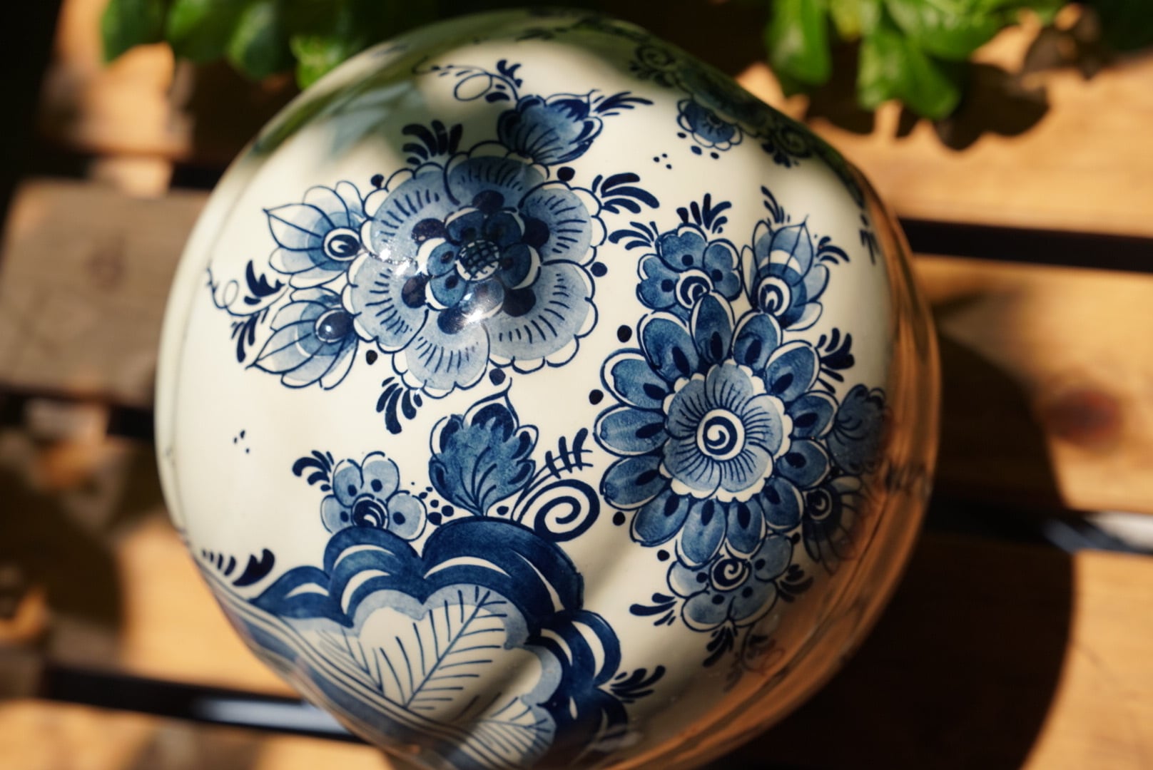 青の花が咲く静謐の器 オランダの名窯Goedewaagen デルフト焼の花瓶