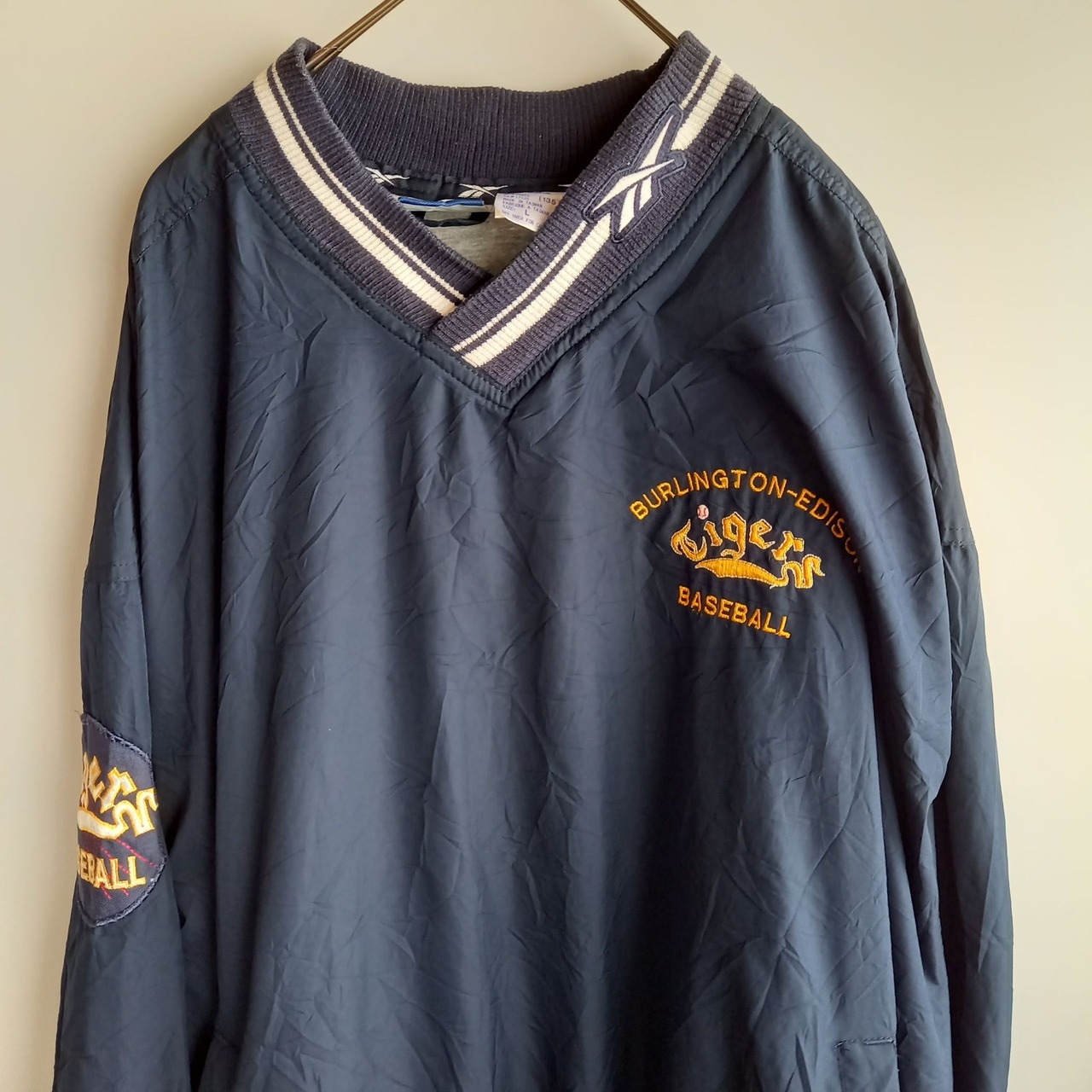 リーボック　Vネック　ナイロンプルオーバー　ネイビー　L