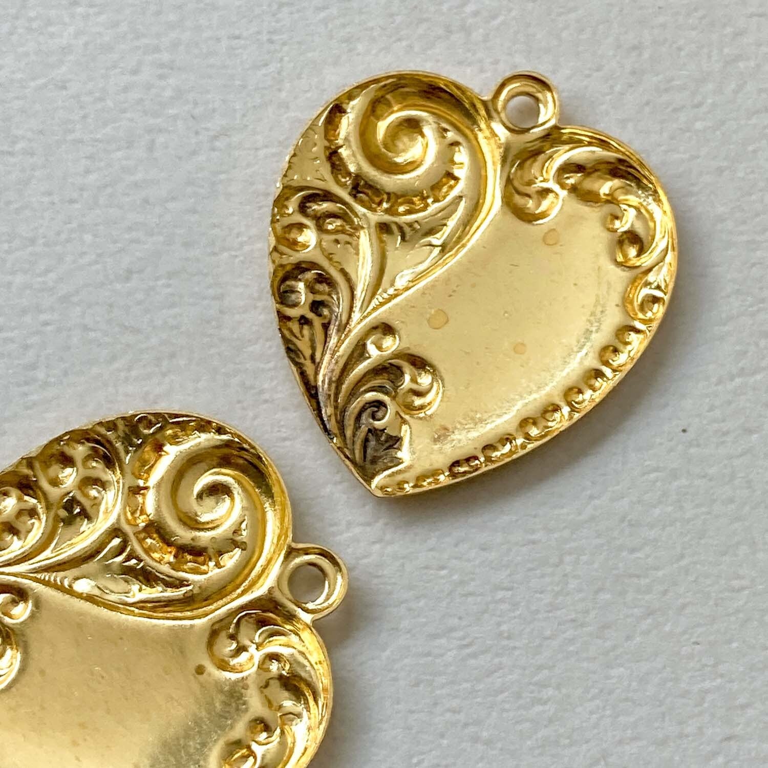 再入荷〉USA真鍮 半分柄入り大きめハートチャーム | Dua-アクセサリー