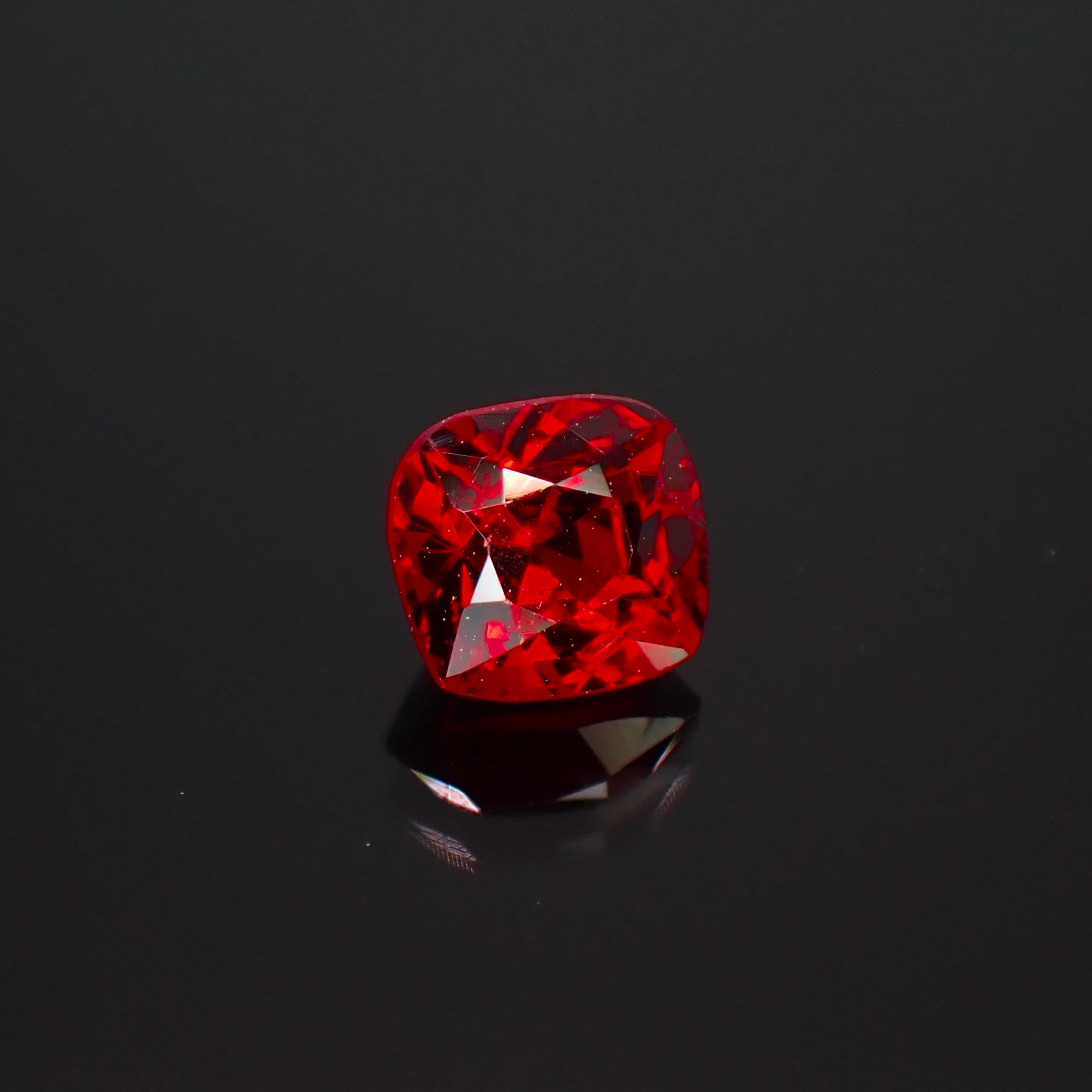 生命力溢れる深紅の宝石 0.48ct 天然 レッドスピネル | Frederick's
