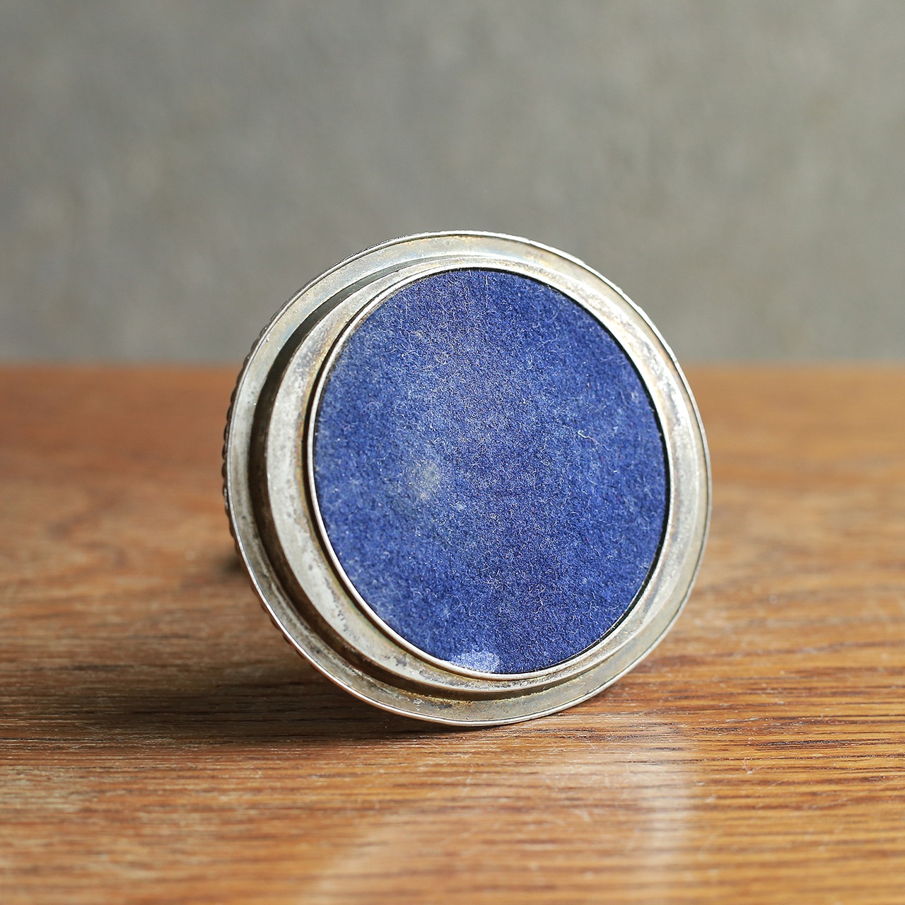 空を見上げる、白鳥のシルバートレイ