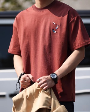 【胸元に舞うフェザー】ヘビーウェイト刺繍Ｔシャツ  K0534