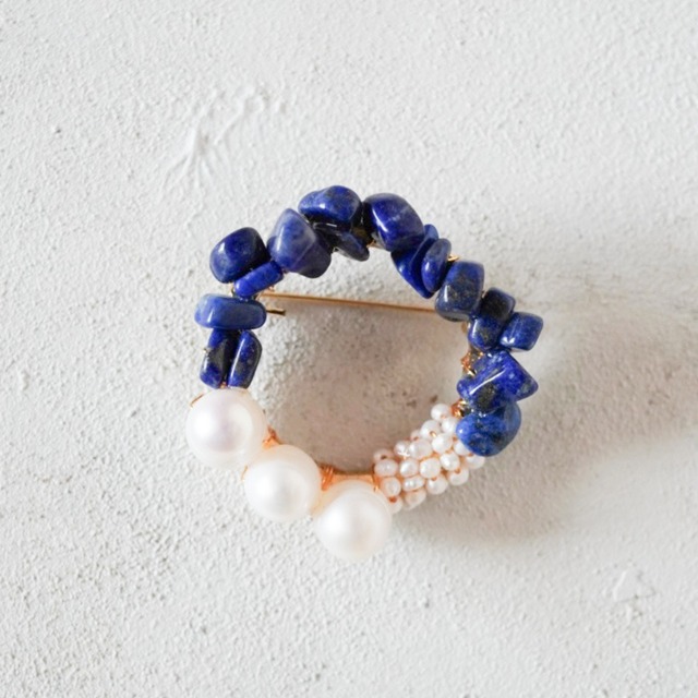 受注生産《ラピスラズリと淡水パール》天然石ブローチ