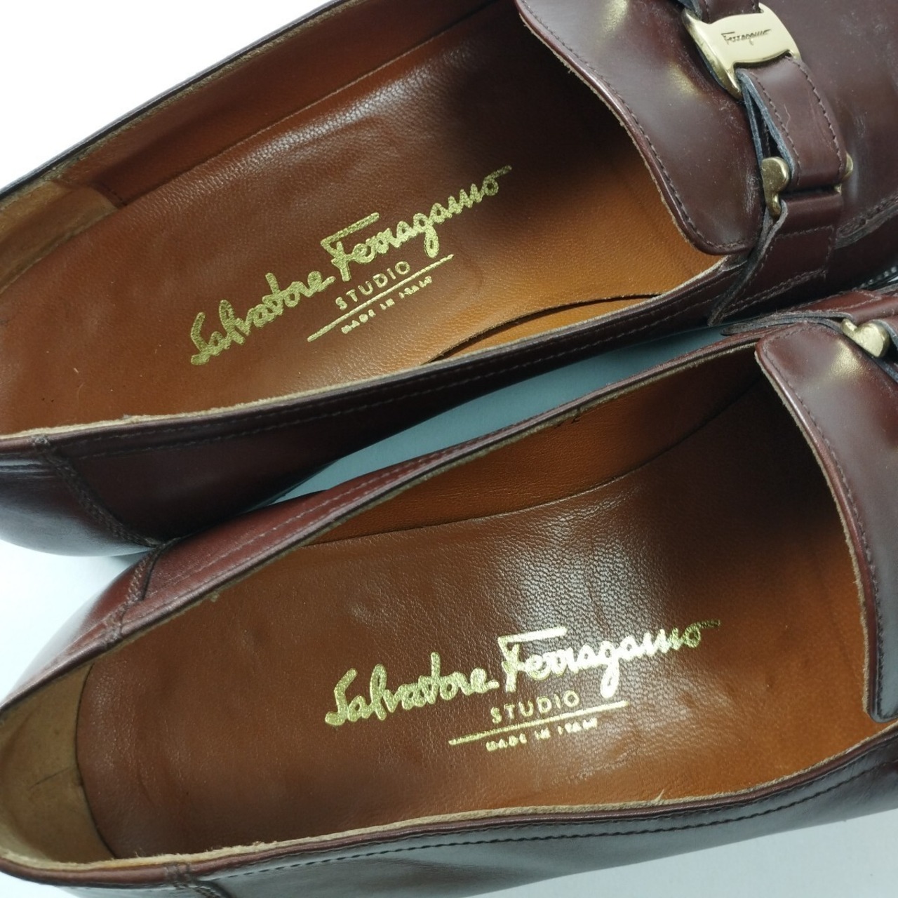 Salvatore Ferragamo　サルバトーレフェラガモ　ローファー　ゴールド金具　レザー