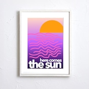 北欧ミッドセンチュリー調サンセットアートポスター『Here Comes The Sun』|ミニマルな波と太陽のグラフィック:|A3ポスター