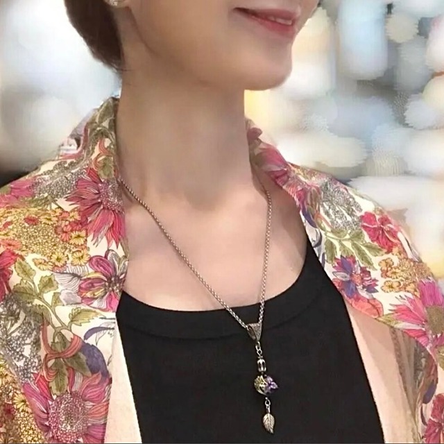 ハリネズミとアイリスのネックレス