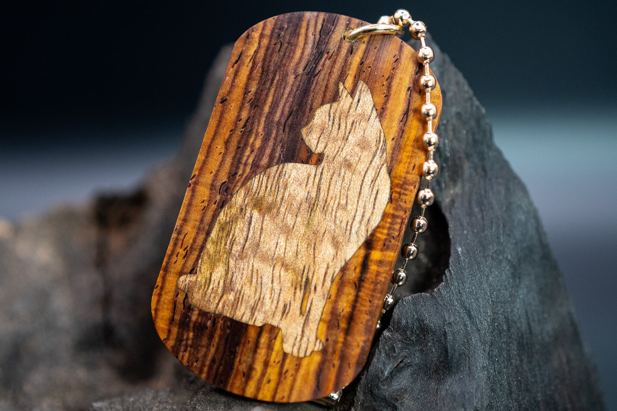 【 エスニックなローズウッド 】ココボロ 糸縮み杢 ドッグタグ象嵌 優雅に座る猫