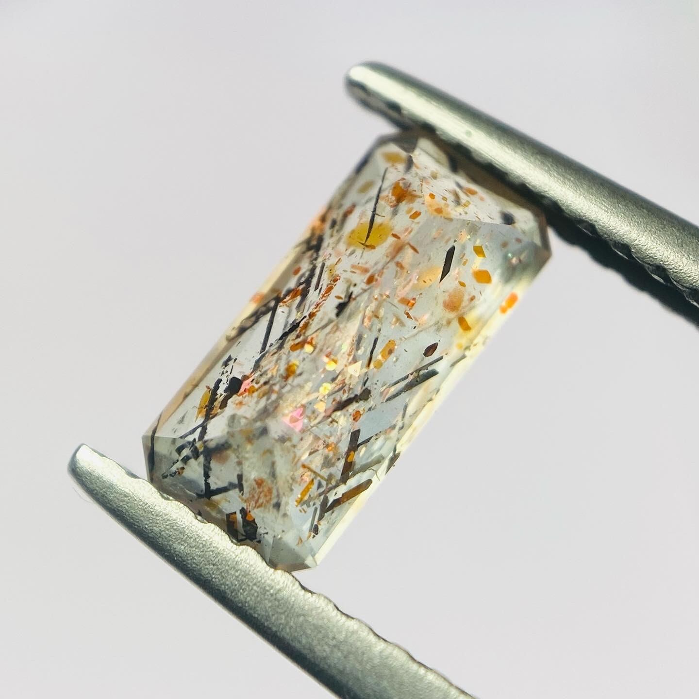 雨にのぼるレインボーラティスサンストーン