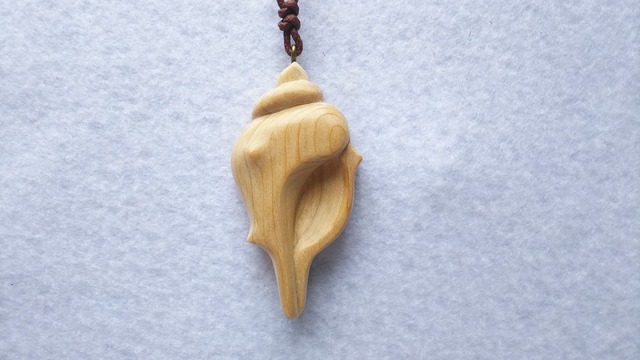 青森ひばのアクセサリー　木製ネックレス　巻貝 １