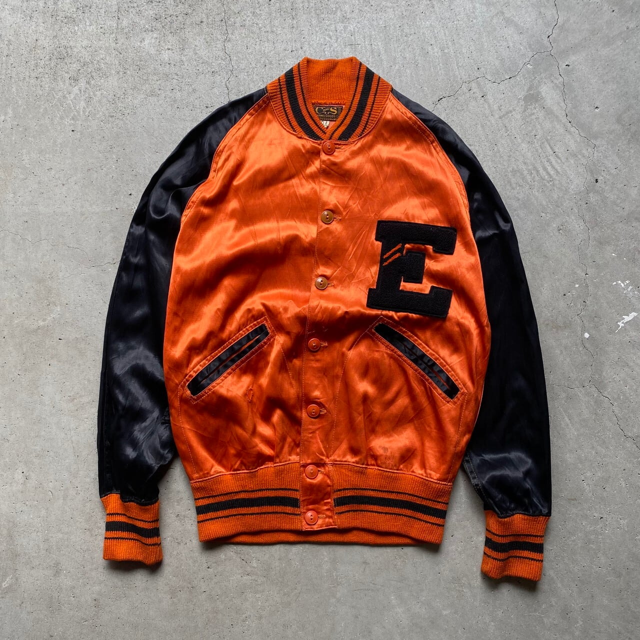 40 50年代 C S ワッペン サテン ボタンスタジャン アワードジャケット メンズs M相当 古着 40s 50s ヴィンテージ ビンテージ ツートンカラー オレンジ ブラック 黒 ブルゾン ジャケット Cs29 30 Cave 古着屋 公式 古着通販サイト