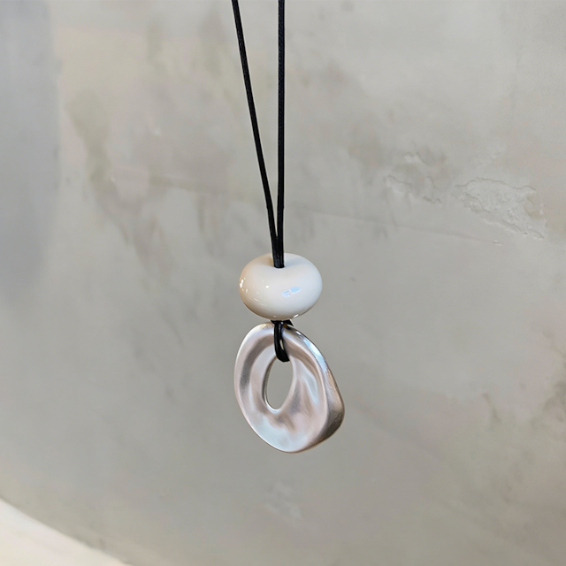 tomr洗練されたマットペンダントネックレス