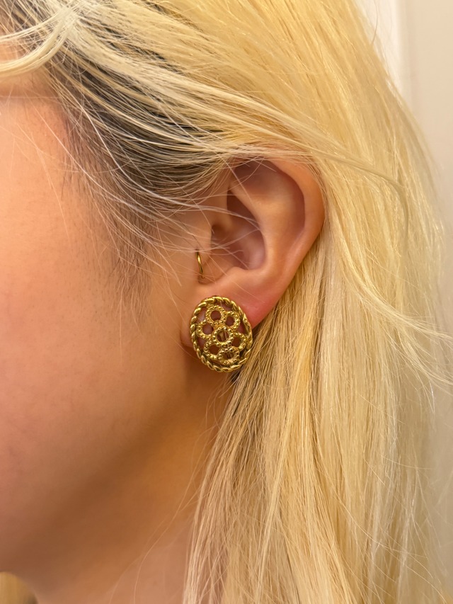 Christian Dior / vintage oval flower design gold earring.(o)