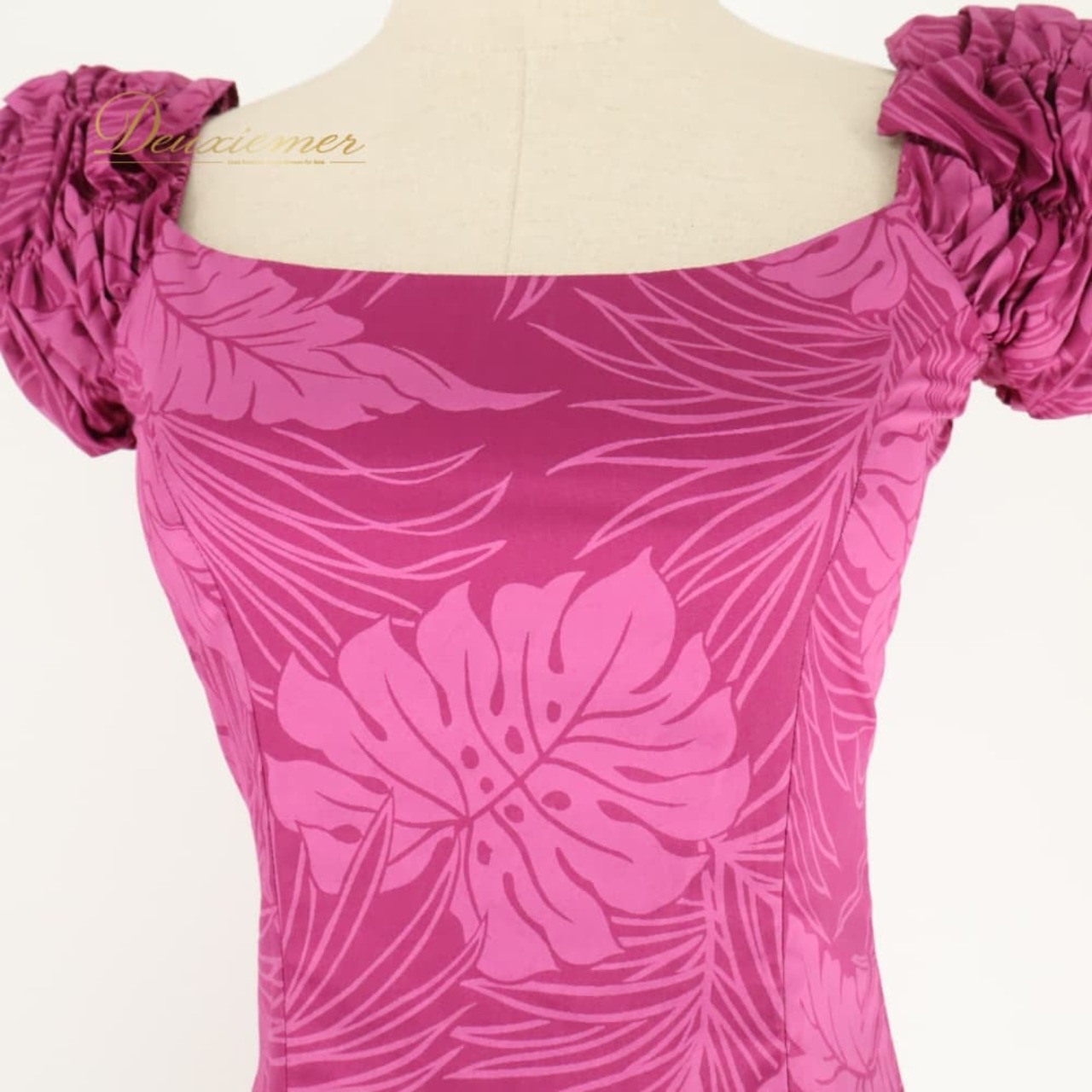 フラダンス 衣装 CC Fashions CCファッション ワンピース ドレス ピンク系 モンステラ柄 植物柄 ハワイアンプリント ハワイアン アロハ フラ ダンス レッスン 練習 ハワイアンダンス フリル フレアスカート 紫 パープル系 華やか 鮮やか かわいい おしゃれ 上品 大人っぽい ダンス衣装 練習着 レッスンウェア ハワイ製