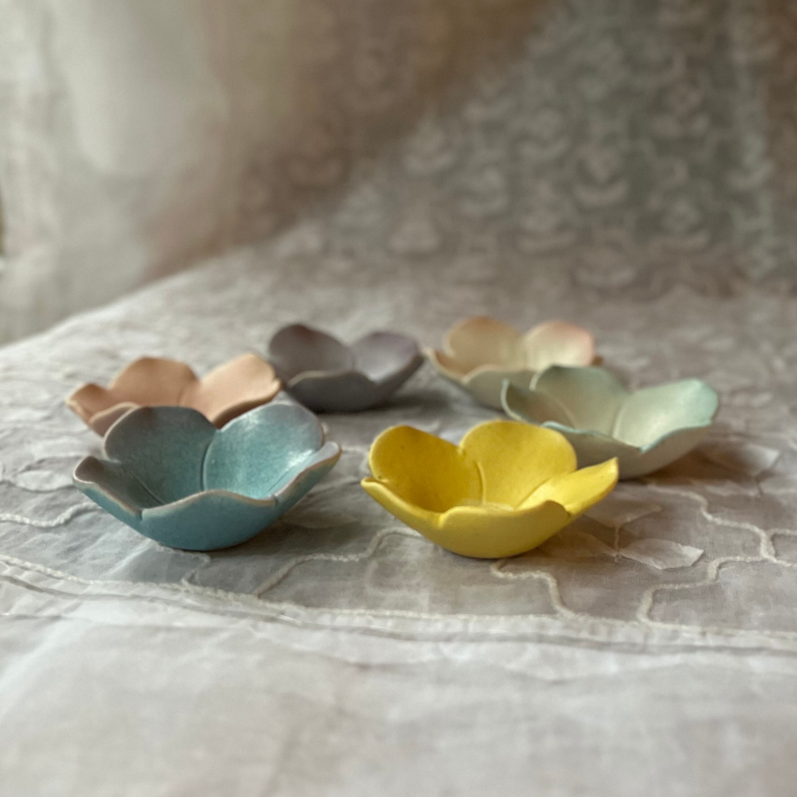 花豆皿(幅7cm)野の花 ホワイトブルー | TSUNE;田中恒子の器 オンライン