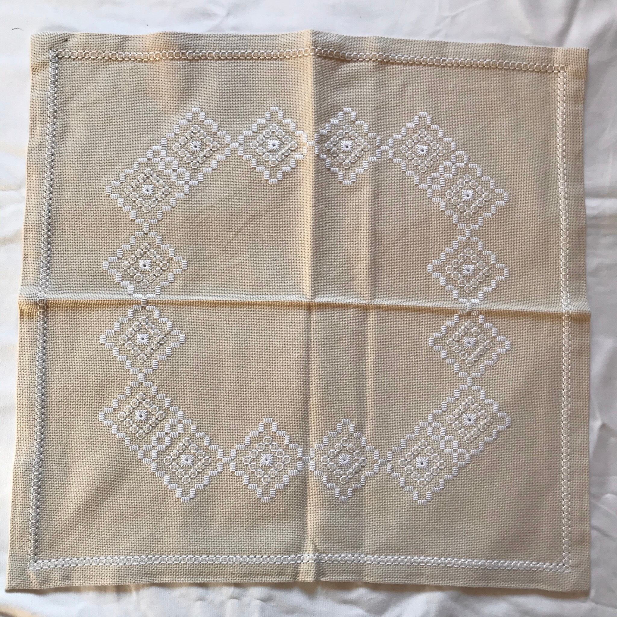 四角い刺繍模様の布