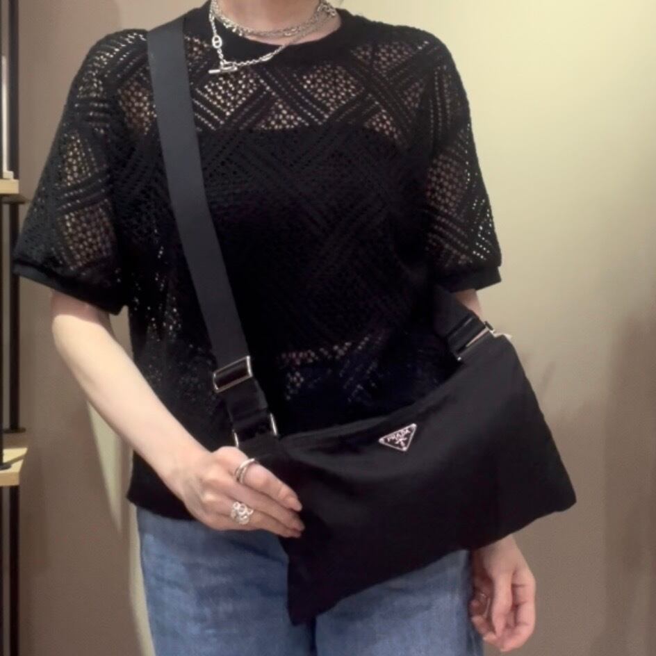 PRADA】2567 超軽量ナイロンショルダーバッグ 三角ロゴプレート