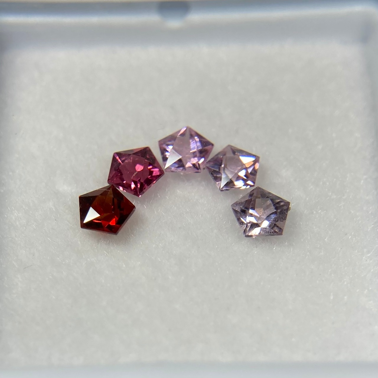 スピネル 星のアーチ 約3mm*3mm 5点セット r-0012