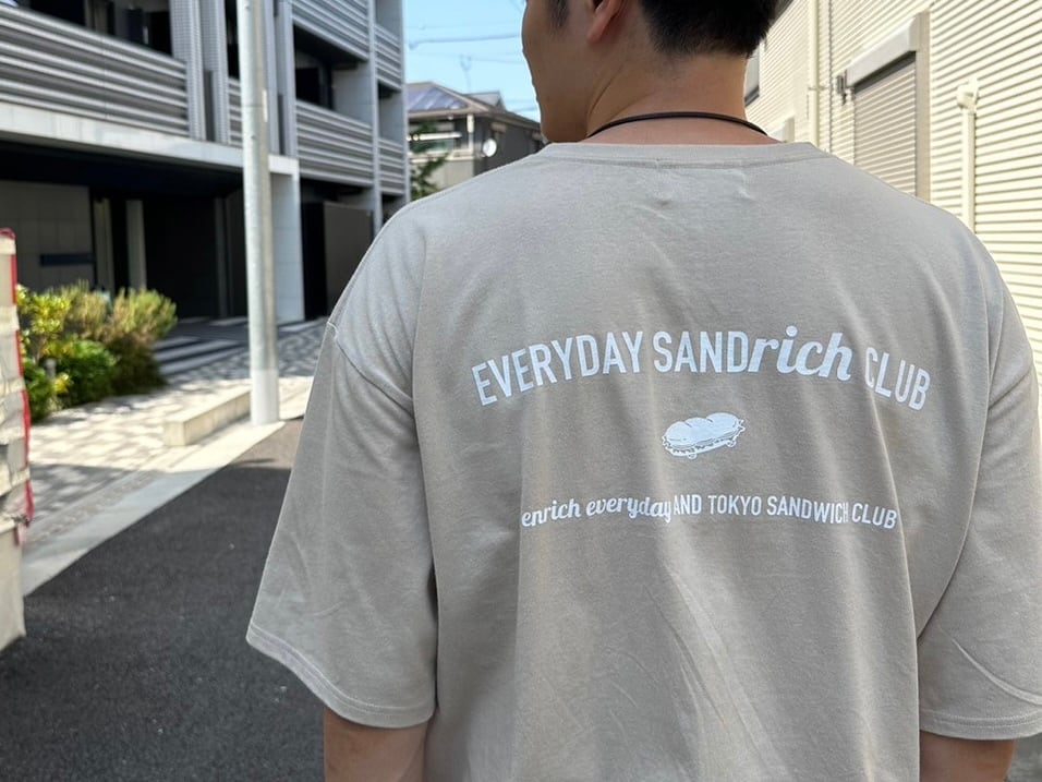 EVERYDAY SANDrich CLUB／エブリデイ サンド "リッチ" クラブ スリットデザインビッグTシャツ／サンドベージュ（STONE）