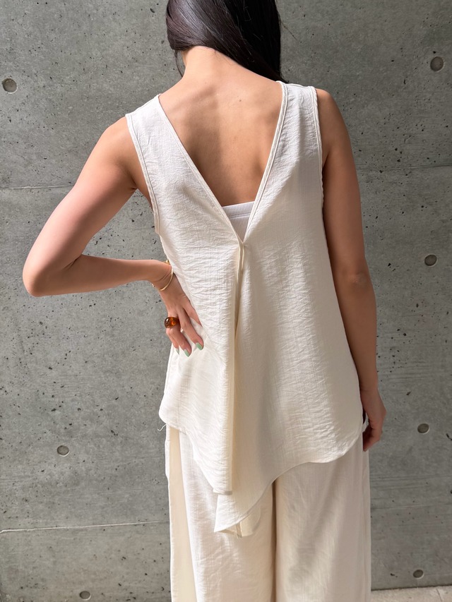 DRAPED RUFFLE SLEEVELESS TOP（ﾄﾞﾚｰﾌﾟﾗｯﾌﾙｽﾘｰﾌﾞﾚｽﾄｯﾌﾟｽ）【3276207】