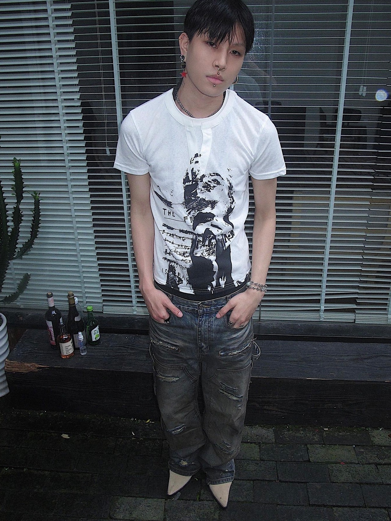 【TH4SWE】Layered V-Neck Graphic T-Shirt
