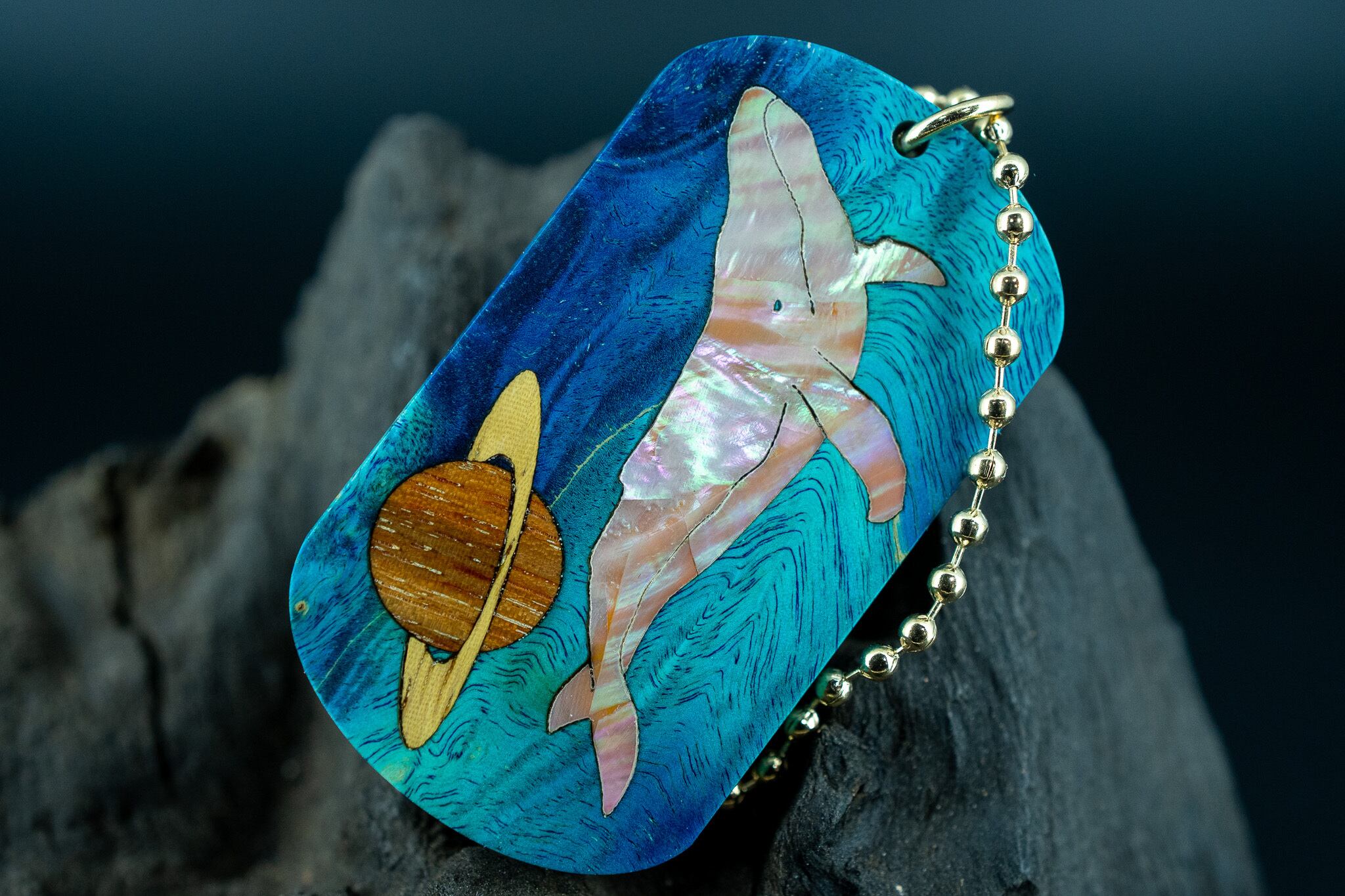 【カナダの象徴】ハードメープル 瘤杢 スタビライズウッド ドッグタグ 木象嵌 勇魚と惑星