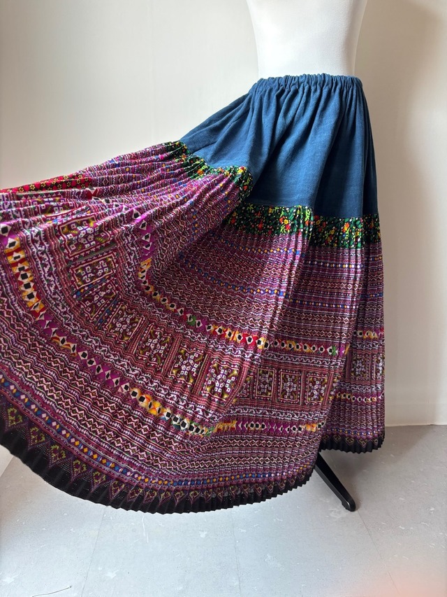 モン族スカート 059 ロング 花モン手刺繍 裾ボリューム 贅沢に巻きスカート1枚使用 藍染布