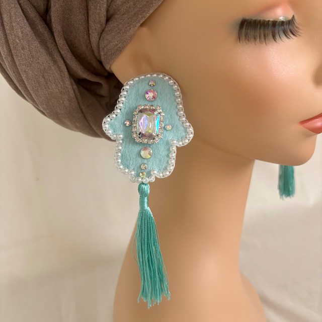 ビーズ刺繍のハムサピアス（L）水色