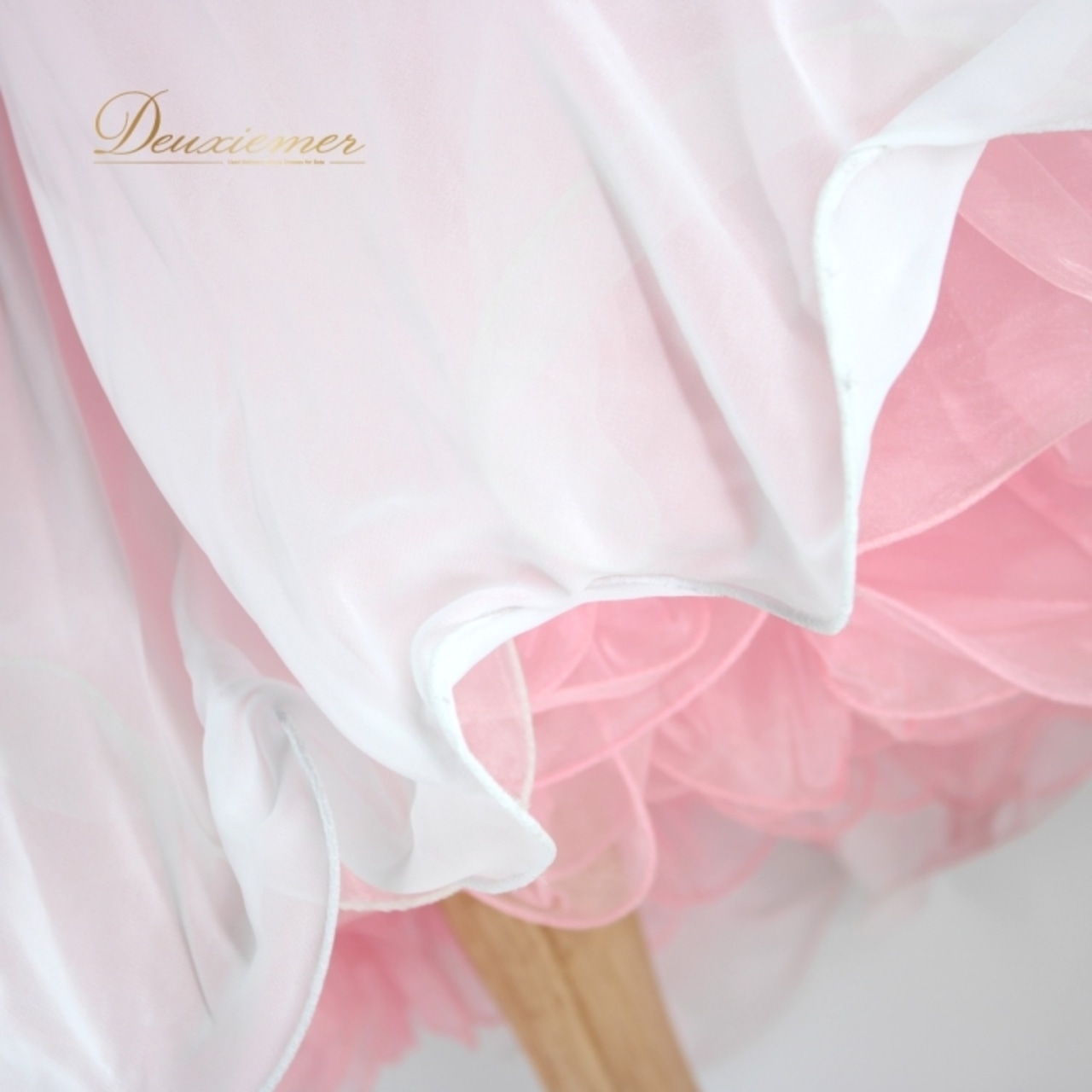 社交ダンス 衣装 スタンダード ドレス ワンピース レッスンウェア パーティドレス レディース カオリ 白 ピンク系 ホワイト系 準正装 長袖 ふんわり シルエット 三層スカート ファスナー 伸縮性無し 肩パッド無し 胸パッド無し ダンス ドレスアップ イベント ロングドレス 女性用 カジュアル きれいめ かわいい おしゃれ 動きやすい 着脱簡単 誕生日会 送別会 ウェディング 春 夏 秋 体型カバー