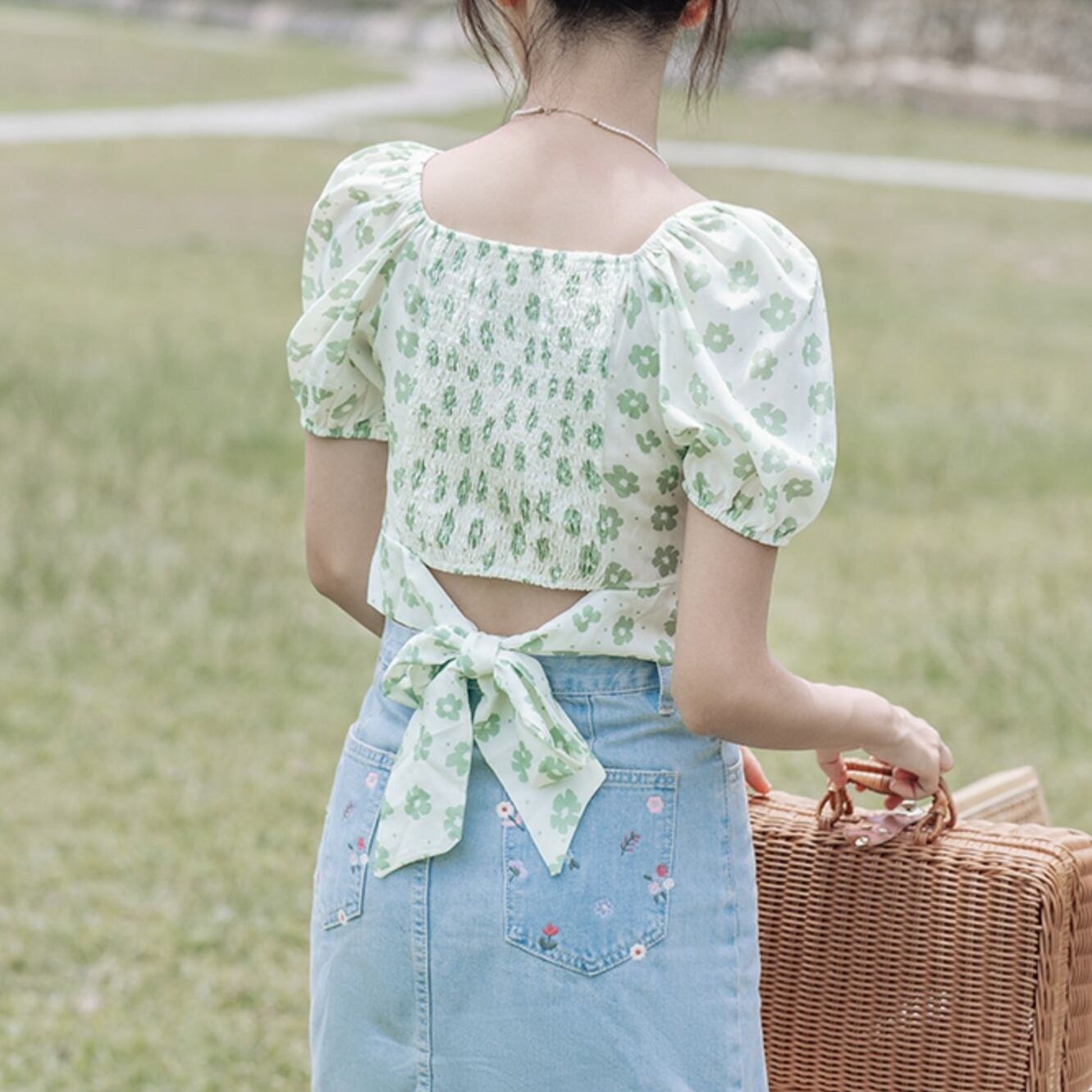トップス レディース シャツ ブラウス ショート ショート丈 クロップド 半袖 小花柄 フラワー ペンタゴンネック ギャザー ハイウエスト バックコンシャス リボン かわいい 大人可愛い おしゃれ お洒落 レトロ 大人女子 こなれ感 ラブリー キュート ガーリー 主役級 存在感 チェック柄 夏 10代 20代 学生 通学 デート お出かけ 休日 着回し 普段使い 韓国系 ファッション コーデ スタイル モテ プチプラ トレンド 流行 インスタ映え S M L グリーン ブルー イエロー 送料無料