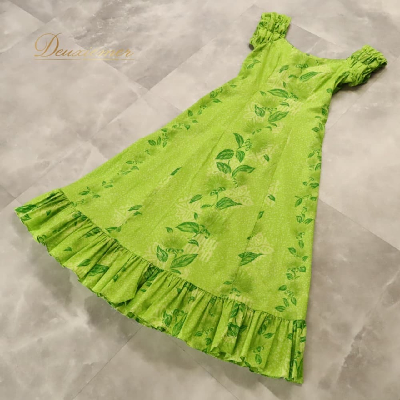 フラダンス 衣装 CC Fashions CCファッション ワンピース グリーン系 花柄 植物柄 ハワイアンプリント ハワイアン アロハ フラ ダンス レッスン 練習 黄緑 緑 ハワイアンダンス フリル フレアスカート ゴールド系 金 華やか 鮮やか さわやか かわいい おしゃれ 上品 ダンス衣装 練習着 レッスンウェア