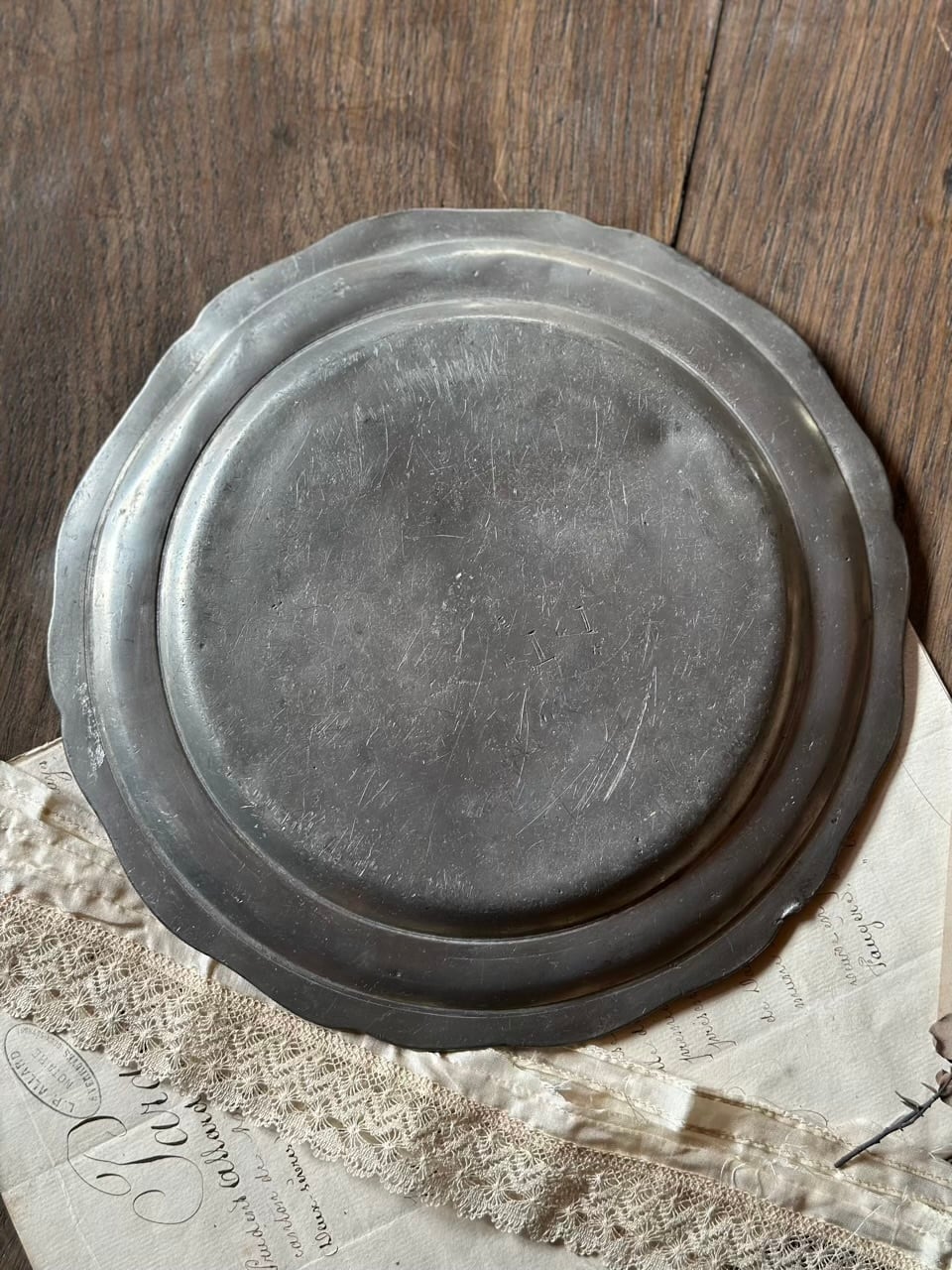 ピューターの飾り皿 花リム プレート | Brocante de La Cocotte