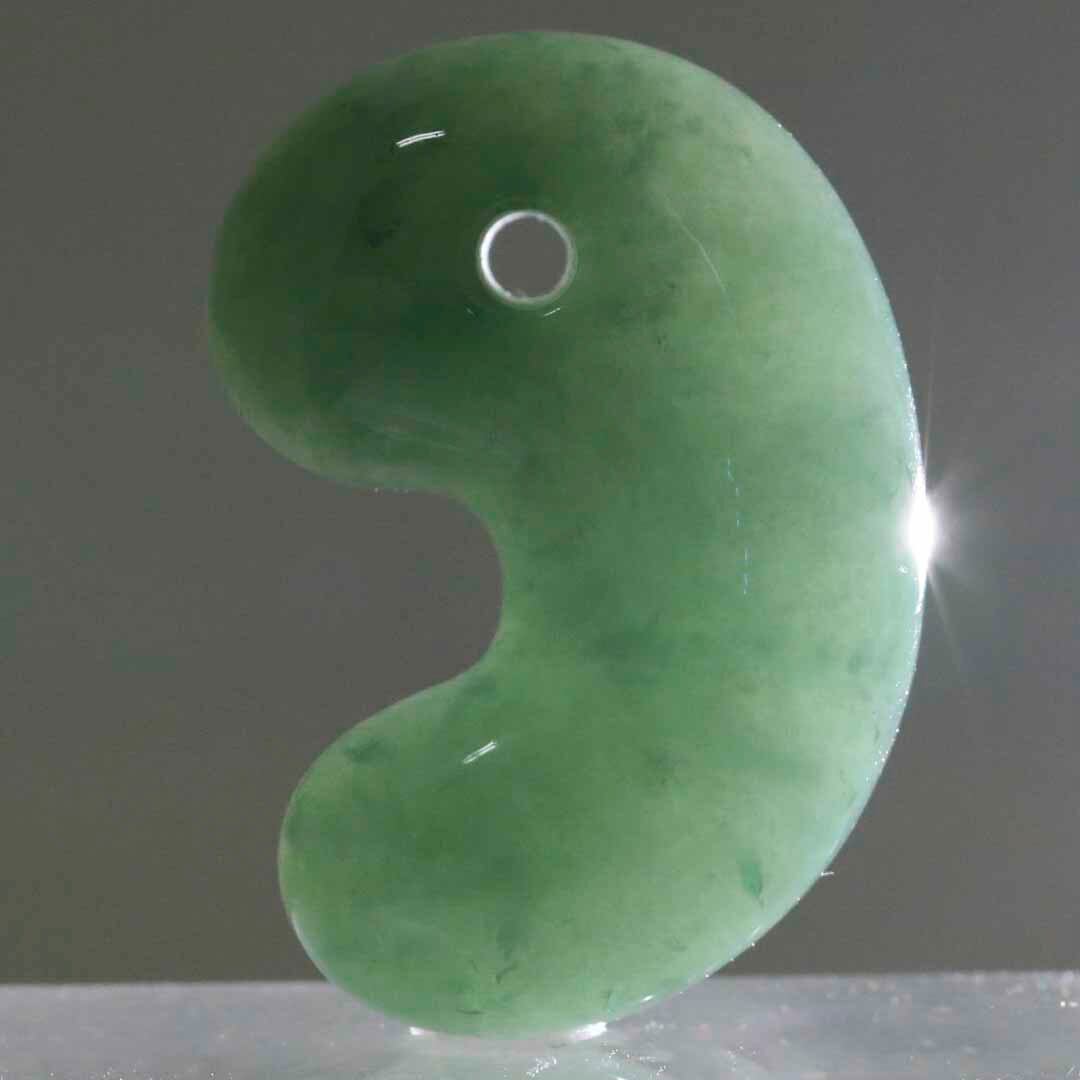 限定】24ミリ/金山谷産糸魚川翡翠 工房製作 出雲型勾玉【宝石鑑別書付