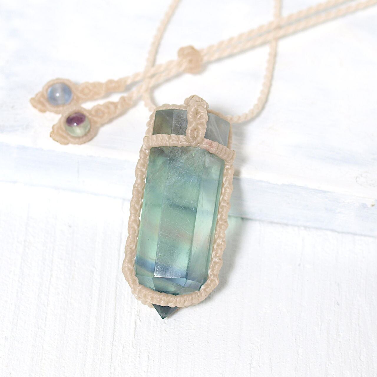 【一点物】フローライトのポリッシュポイントを包んだマクラメネックレスNo.3