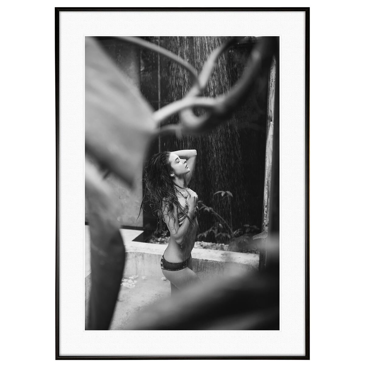 人物写真 シャワーを浴びている水着の女性 インテリアモノクロアートポスター額装 AS2322