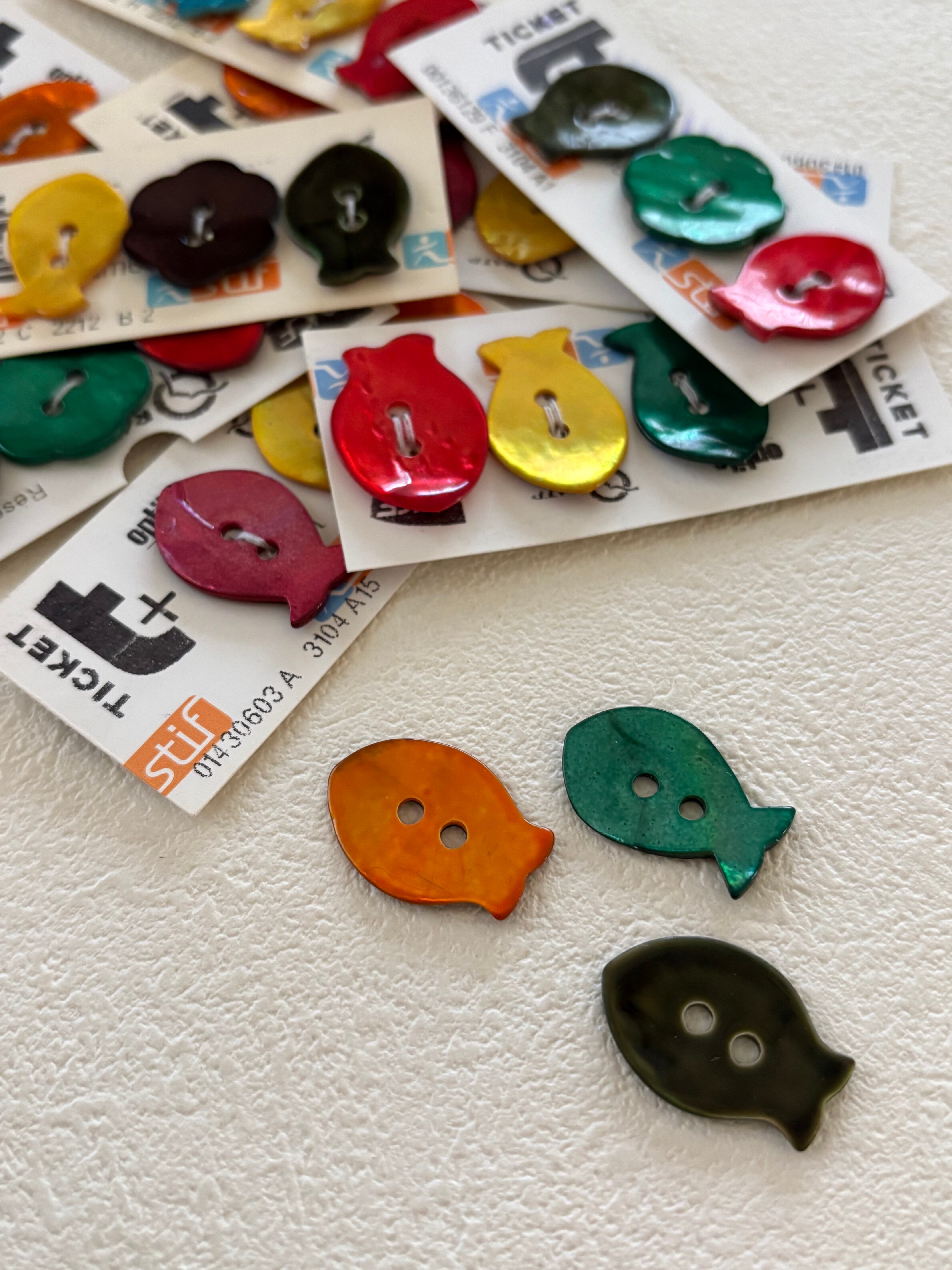 22mm前後 フランス ヴィンテージボタン ポワソン/フルール 3個セット シェルボタン シート付 魚 花 ハンドメイド 撮影小物