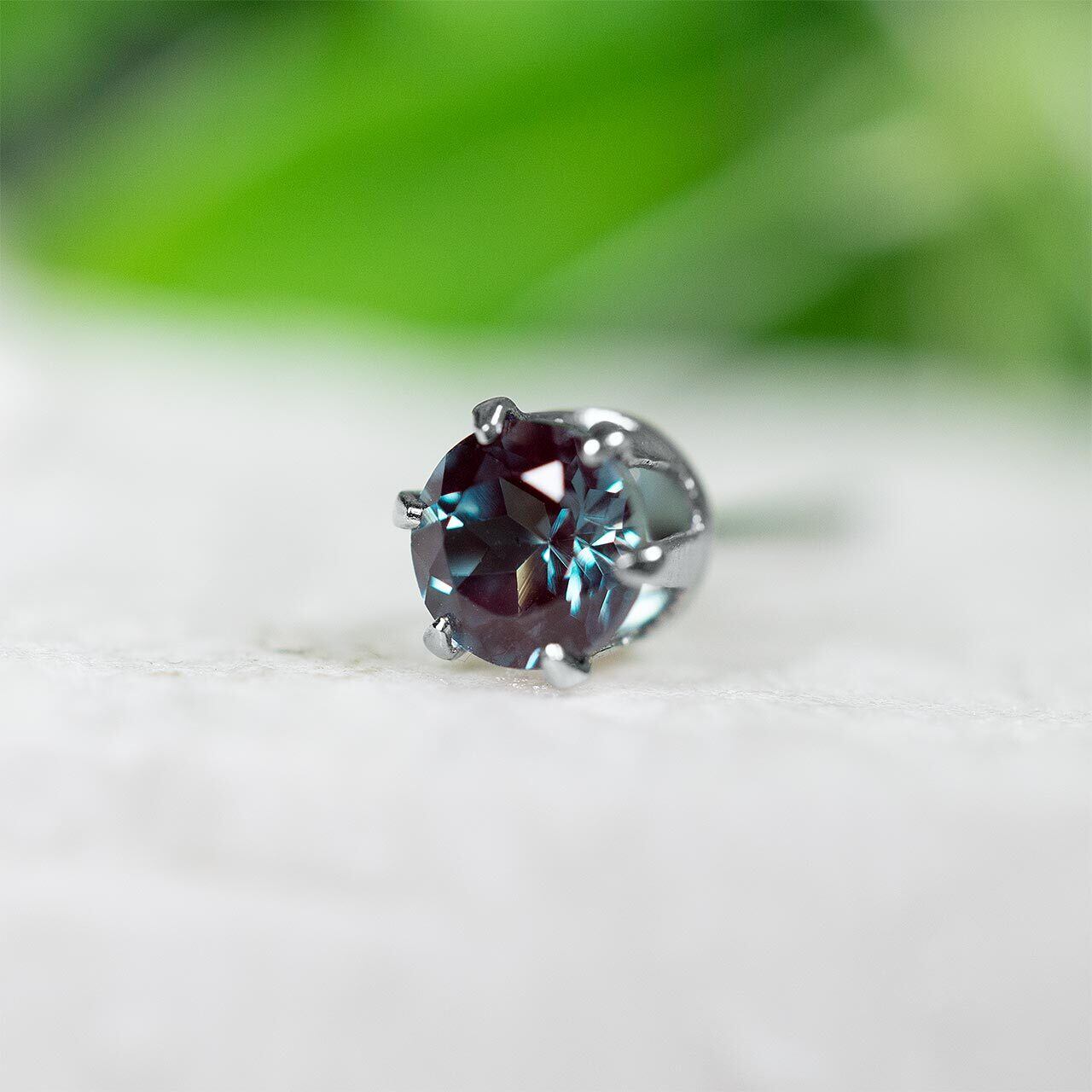 合成アレキサンドライト・ピアス 4mm（片耳） | Crystal Life