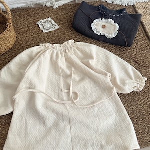 秋シンプルなパッチ付き純色ワンピース