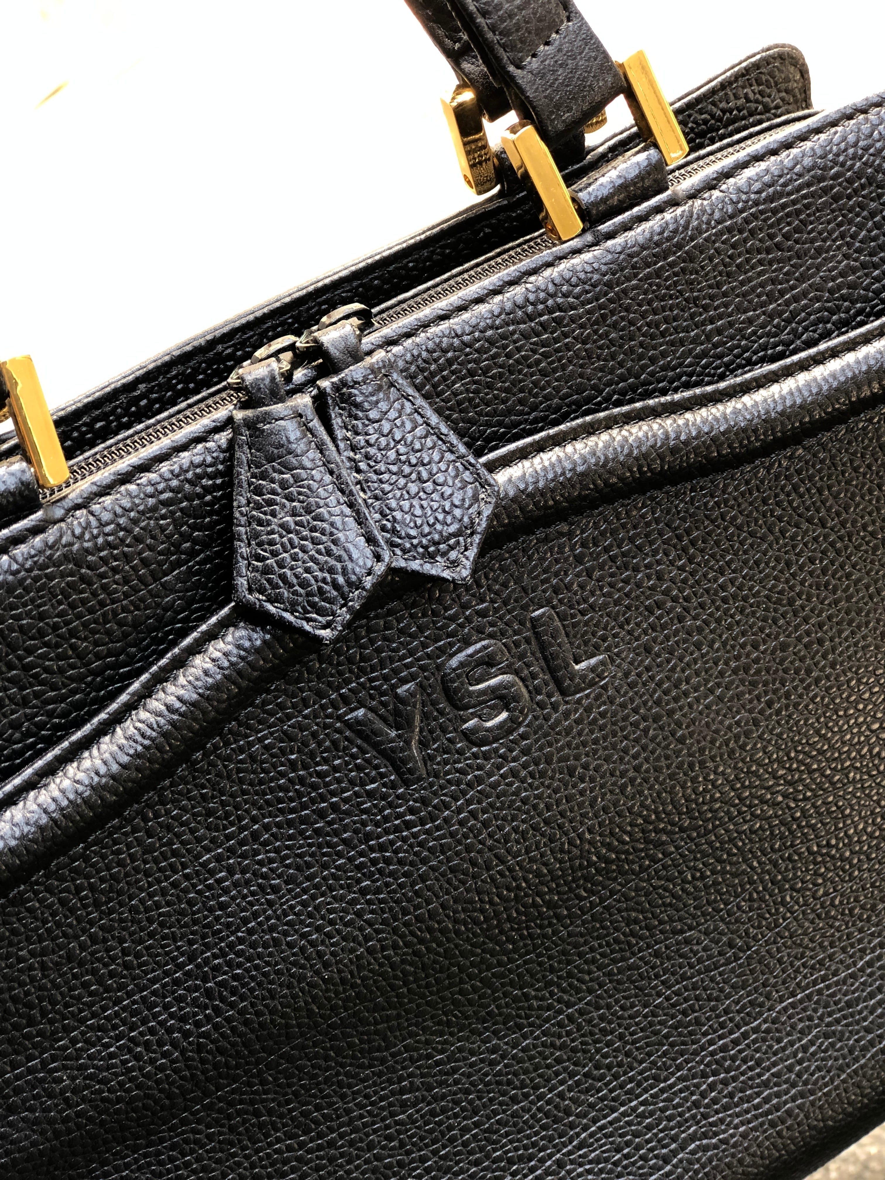 Yves Saint Laurent イヴ ・サンローラン エンボスロゴ エンボスレザー