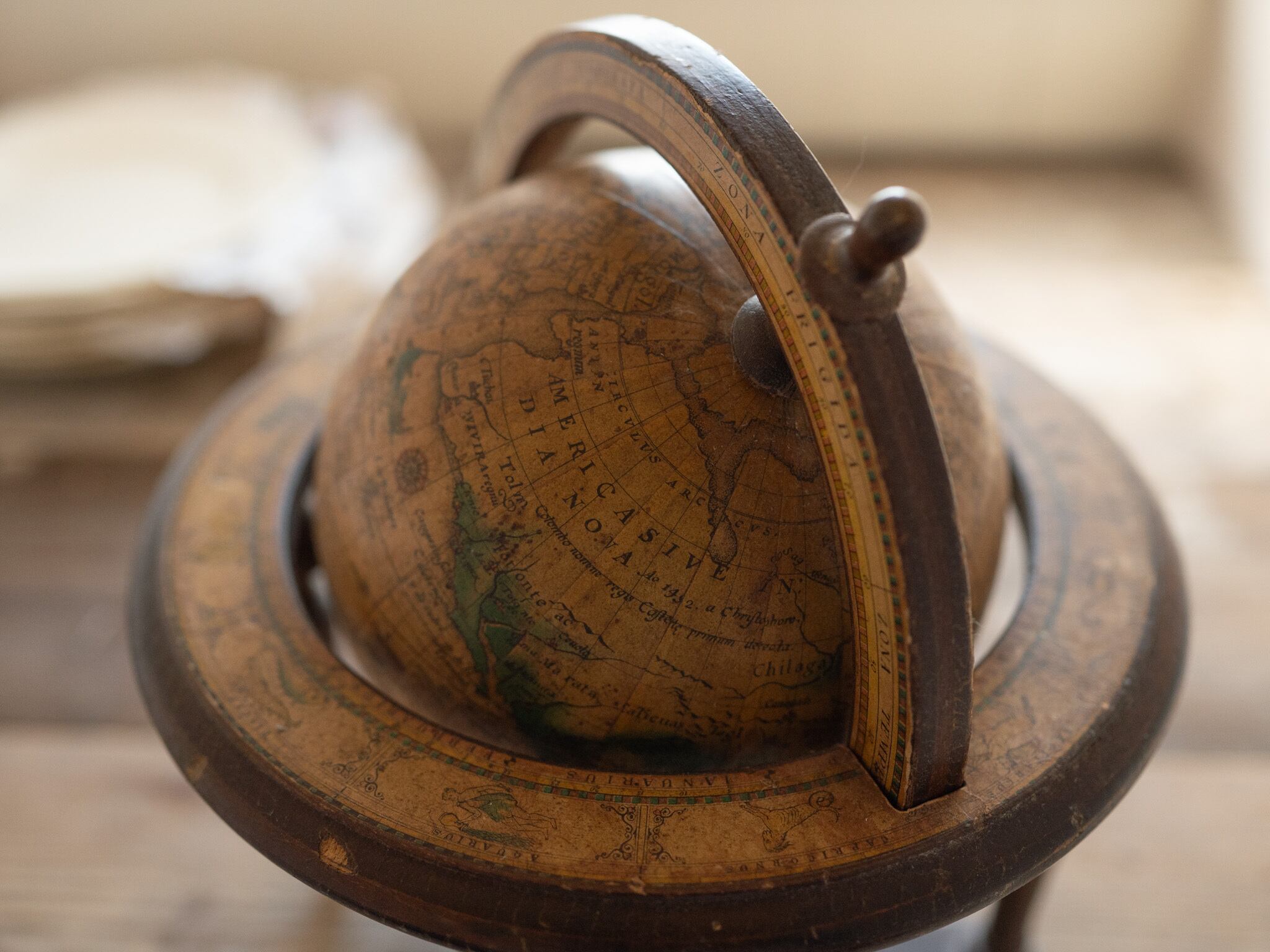 アンティーク 木製の地球儀
