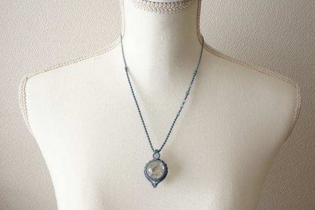 レインボー水晶(アイリスクォーツ)のマクラメネックレス ~ Memory of waves ~【一点物】