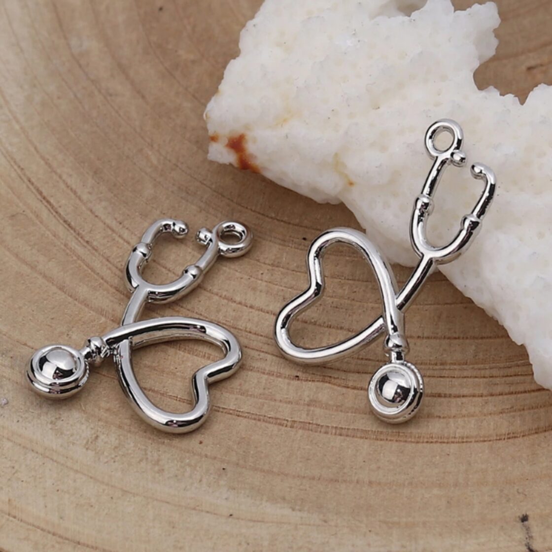1個 聴診器 モチーフ ピアス イヤリング ハンドメイド アクセサリー 