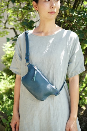 《即納》sway sling bag【marine blue】