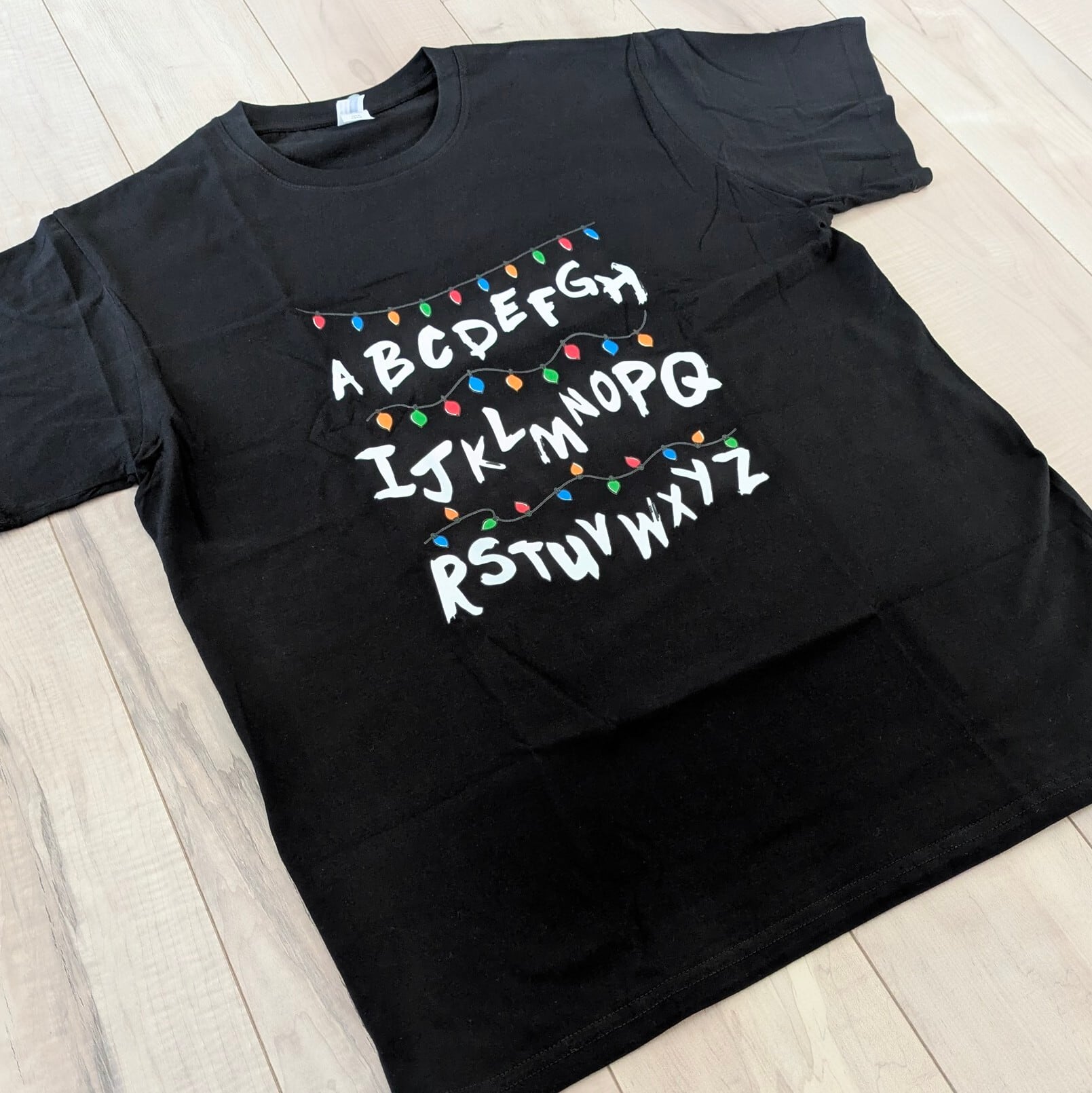 【 Stranger Things / ストレンジャーシングス 】『ABC〜Z 裏の世界との通信Tee』 Tシャツ〚アメリカン雑貨 アメトイ〛