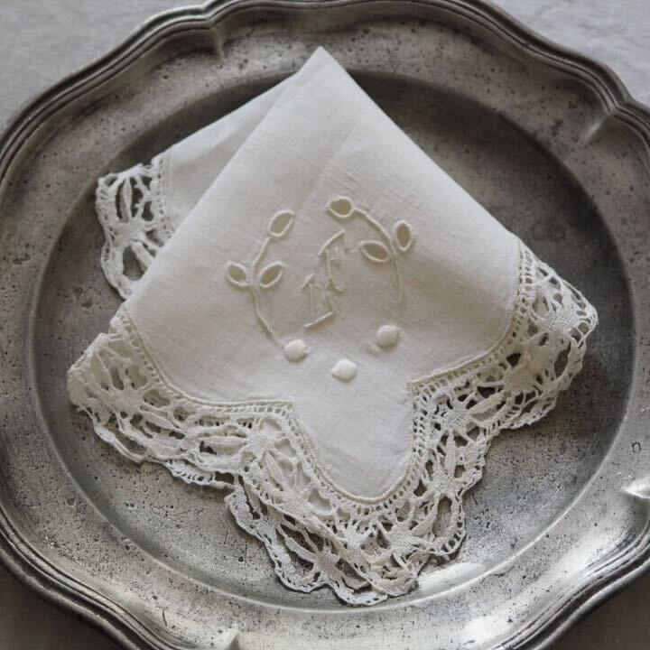 モノグラム入り・手刺繍・手編みレースのアンティークハンカチ