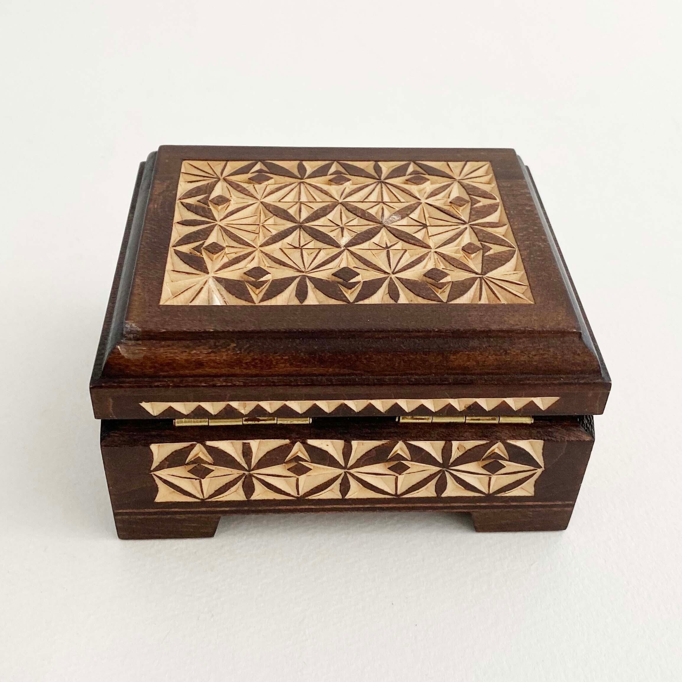 キーロフの木彫ひみつ箱(小)