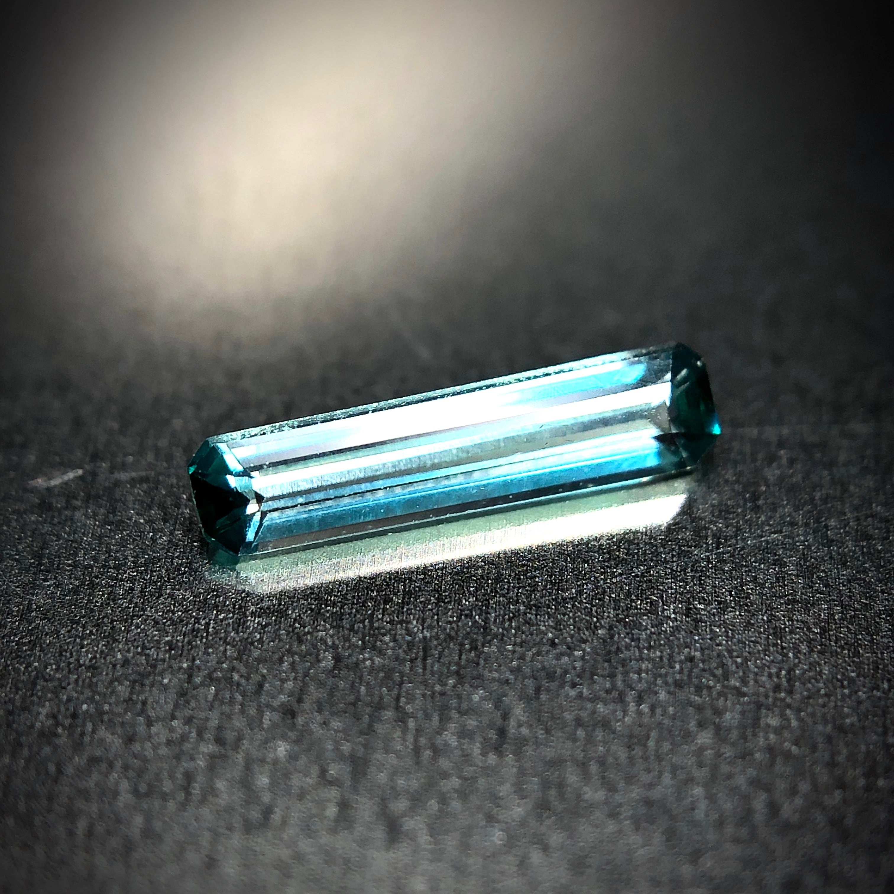 唯一無二の青色 0.16ct 希少石 天然 グランディディエライト