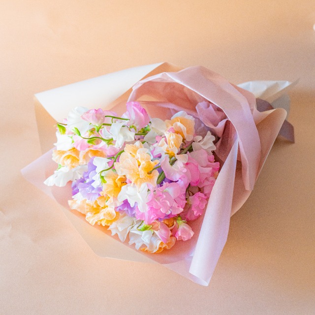 1月の誕生花 春の訪れを知らせてくれるスイートピーをやわらかなトーンの花束 Flow 花束やアレンジメントや誕生花 を通信販売でお届け 笑顔を束ねるフローリスト