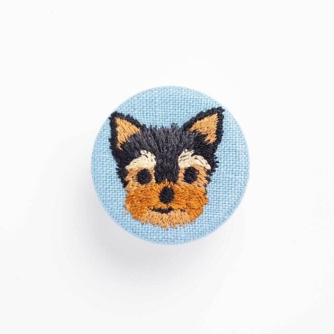 刺繍くるみブローチ(青)ヨーキー