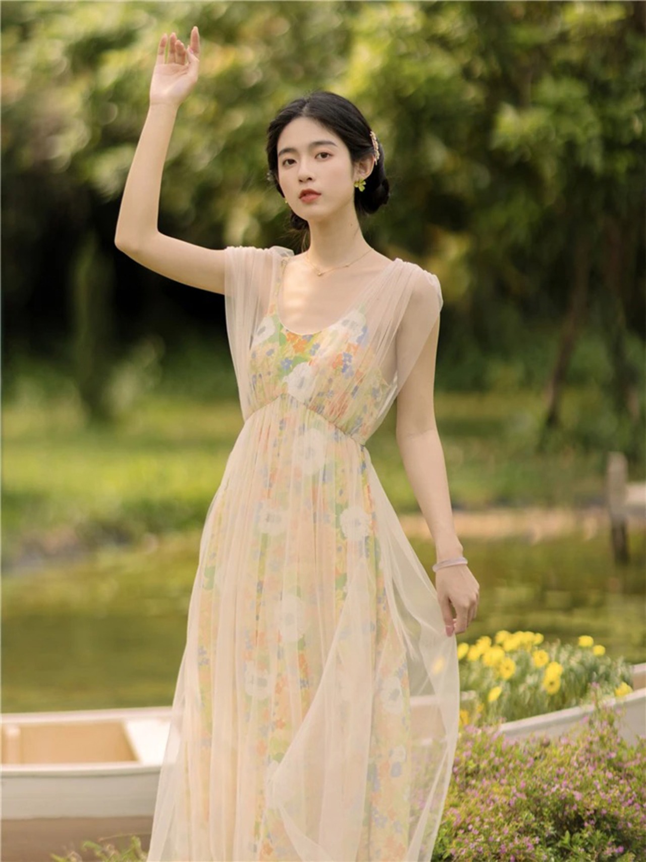 【0005】Flower Tulle Midi Short Sleeve Dress