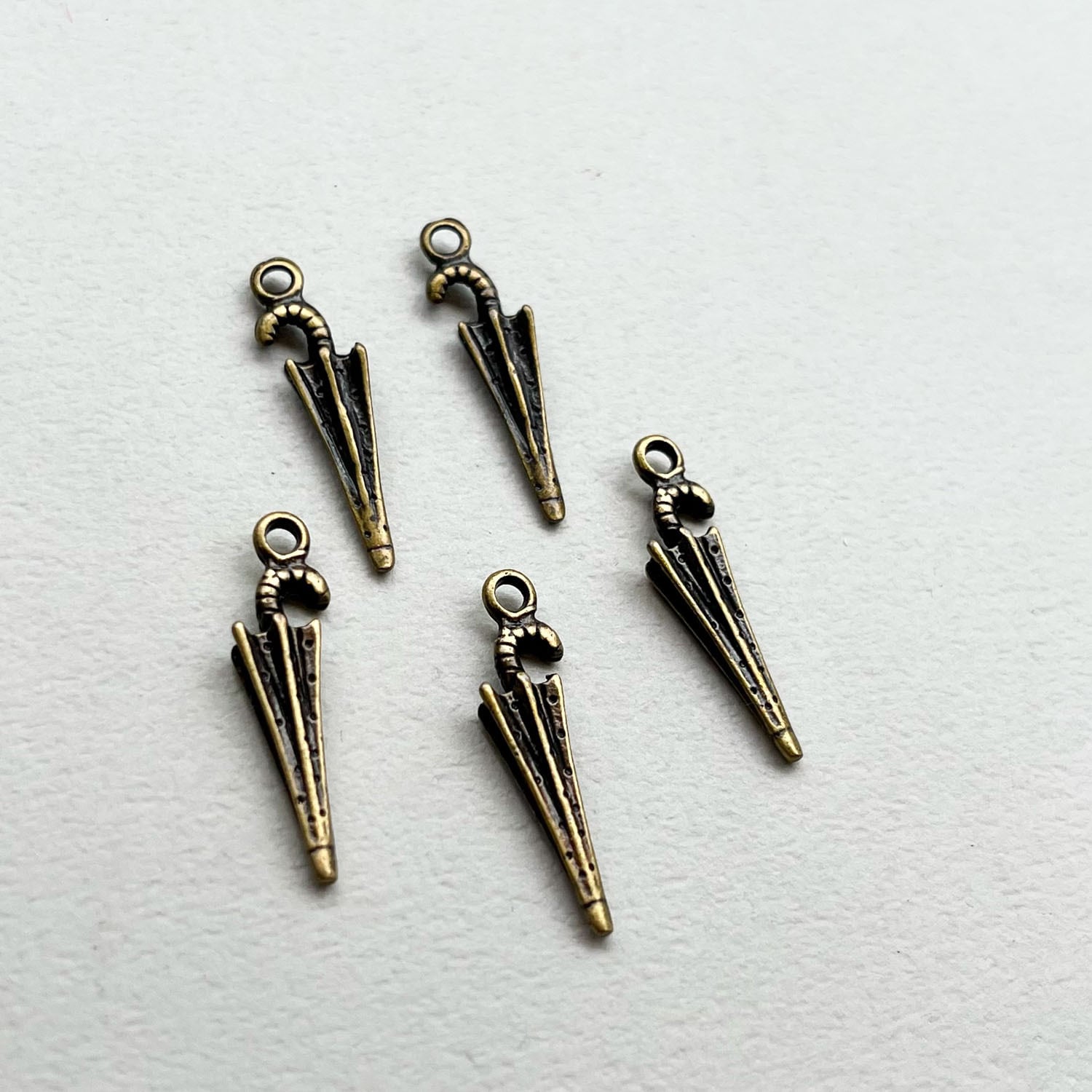 アンティーク風 たたんだ傘チャーム | Dua-アクセサリーパーツショップ